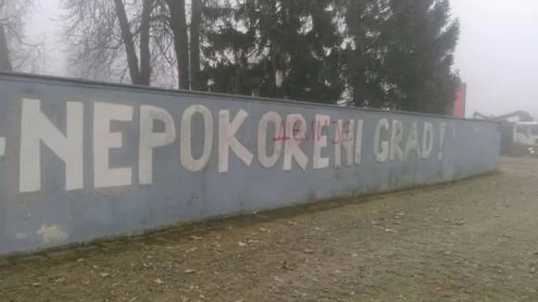 Ćiriličnim natpisima pre&scaron;arali grafite 'Osijek nepokoreni grad' i 'Sloboda za hrvatske generale'