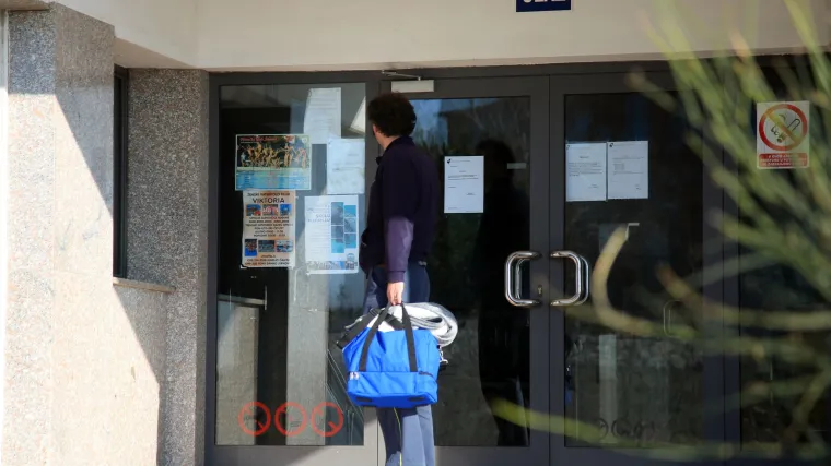 Šibenski bazen zatvoren zbog neobične zaraze: deseci ljudi razboljeli se nakon udisanja čudne prašine koja je prekrila tribine