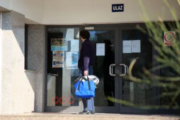 Šibenski bazen zatvoren zbog neobične zaraze: deseci ljudi razboljeli se nakon udisanja čudne prašine koja je prekrila tribine