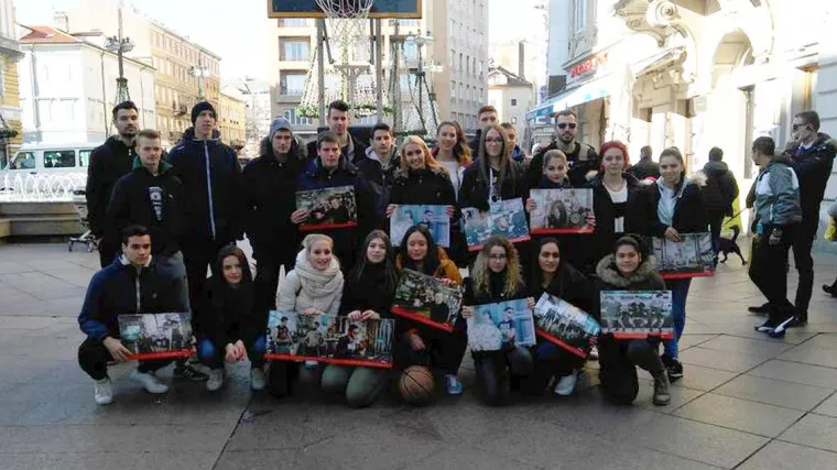 Humanitarni kalendar Riječki dečki 2017. osigurao 46.652 kune za liječenje Matije Katalinića