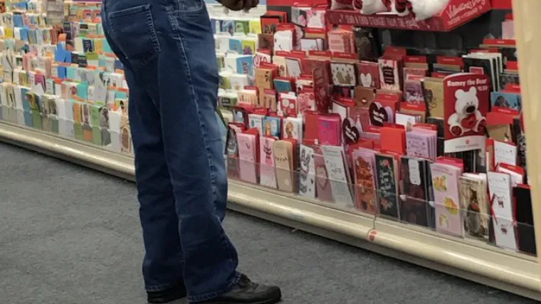 Ljubav ne poznaje granice: fotografija čovjeka koji pažljivo bira čestitku postala internetski hit