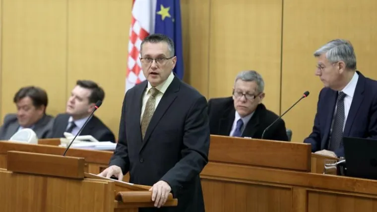 'Koja je to poruka mladim ljudima u Hrvatskoj, a desetine tisuća odlaze?'