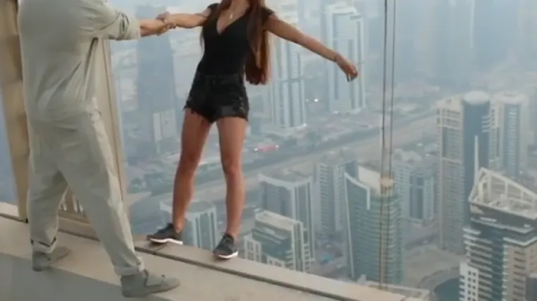 Manekenka riskirala život zbog 'lajkova': na vrhu zgrade držala se jedino za ruku mu&scaron;karca