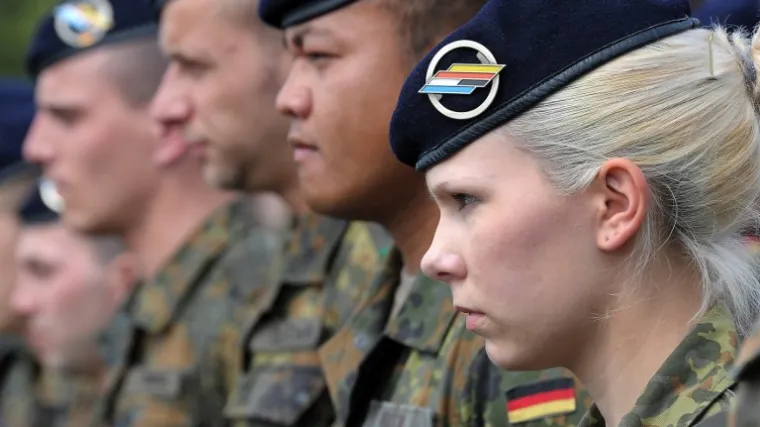 Kadetkinje tjerali da ple&scaron;u oko &scaron;tange i nad njima vr&scaron;ili 'test mirisa'