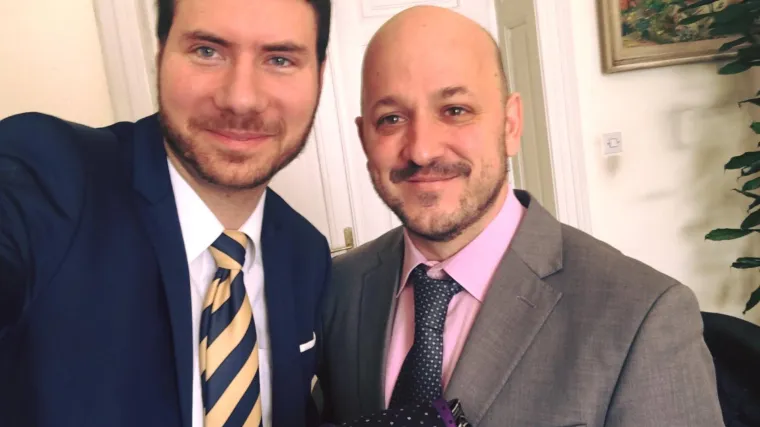 Pernar i Maras postali veliki prijatelji: pogledajte &scaron;to je zastupnik SDP-a poklonio mladom kolegi