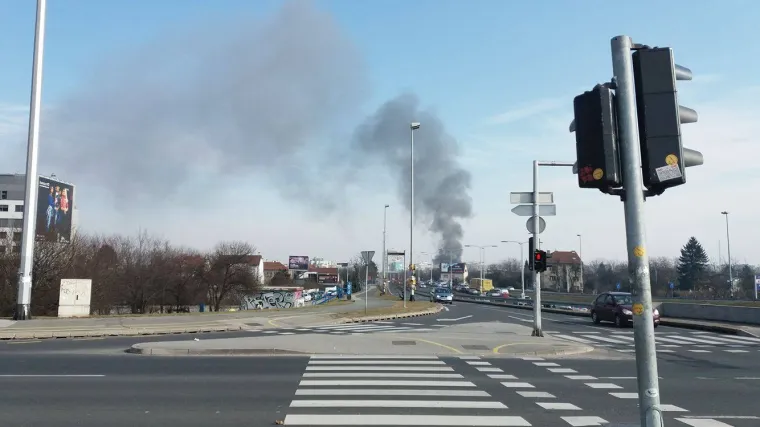 Gori na Trnju, vatrogasci iza&scaron;li na teren