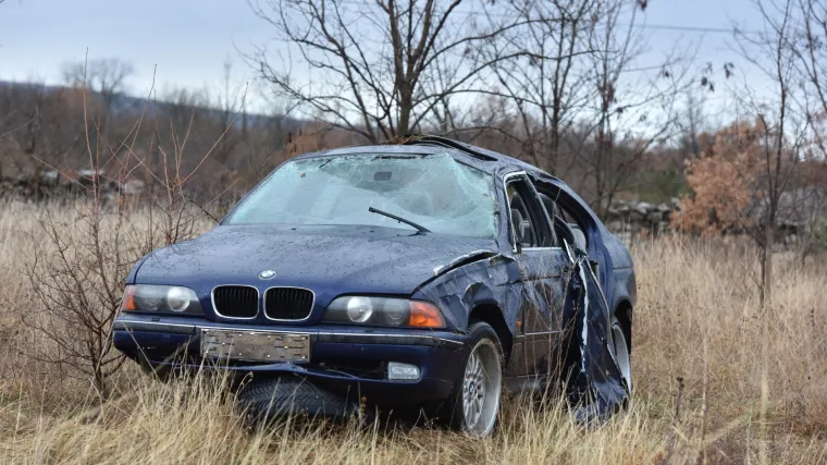 S BMW-om sletjeli s ceste kod Drni&scaron;a: 19-godi&scaron;nji mladić podlegao ozljedama!