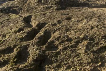 Tko je hodao niz vulkan i ostavio otiske stopala i šaka?