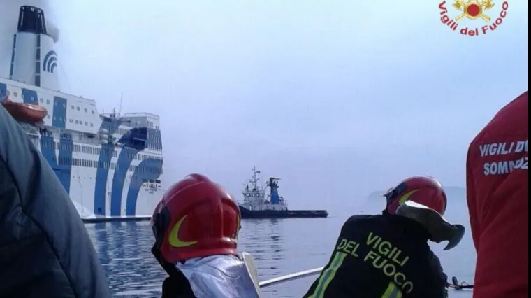 Na trajektu sa 188 putnika i članova posade izbio veliki požar