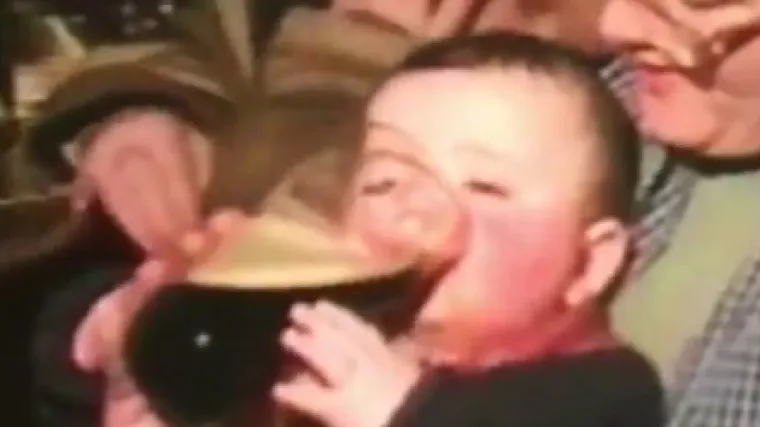 Video koji je osvojio Facebook: pogledajte bebu koja je 1997. na nacionalnoj televiziji popila pivo