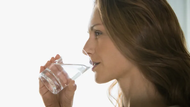 Znate li za&scaron;to ne biste trebali piti vodu odstajalu preko noći?