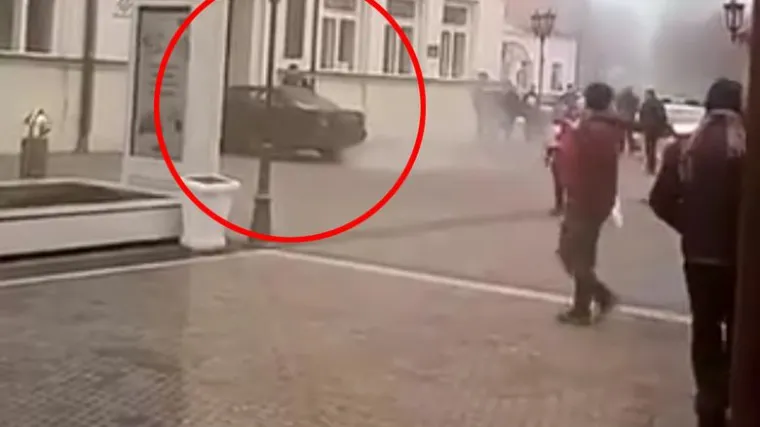 Incident u Đakovu: autom uletio u zgradu Gradske uprave, ljudima prijetio nožem