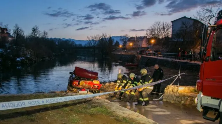 Iz rijeke u Gospiću izvučen osobni automobil s truplom: policija oskudna s informacijama