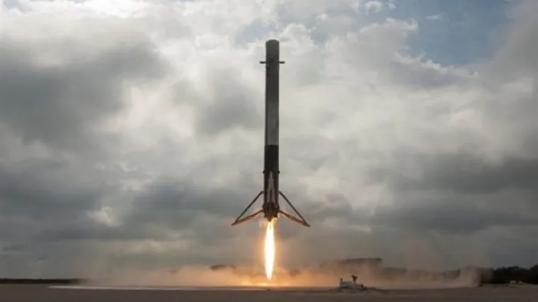 Dron snimio gotovo nadrealnu scenu vertikalnog slijetanja rakete Falcon9