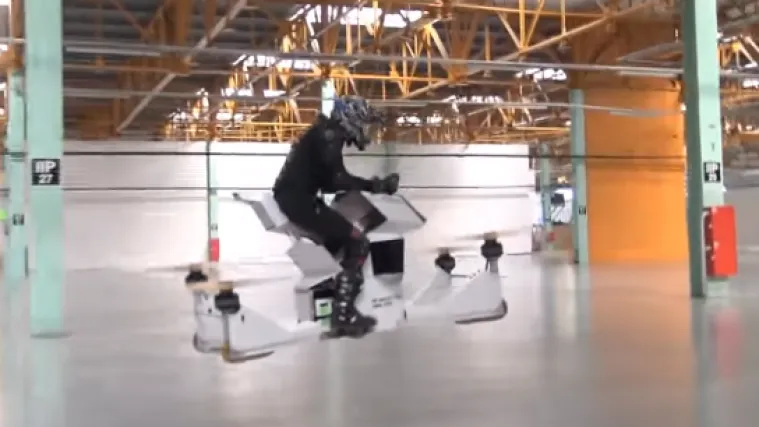 Tehnologija budućnosti: Rusi predstavili leteći motocikl koji neodoljivo podsjeća na vozilo Stormtroopersa