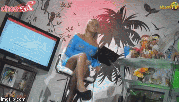 Ova seksi TV voditeljica ne nosi grudnjak niti gaćice, a kamera baš za inat stalno bježi tamo dolje