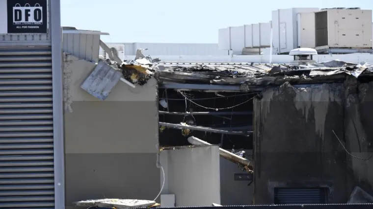 Avion se zbog kvara motora sru&scaron;io na trgovački centar