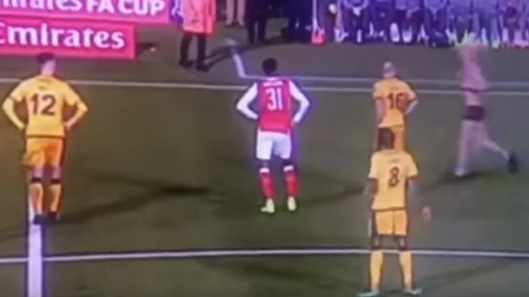 'ŽIRAFA' U GAĆAMA PREKINULA UTAKMICU: Arsenalovi nogometa&scaron;i samo su gledali &scaron;to se zbiva