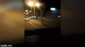 Par se seksao na motociklu usred vožnje autocestom, naravno da ih je netko snimio i objavio video...