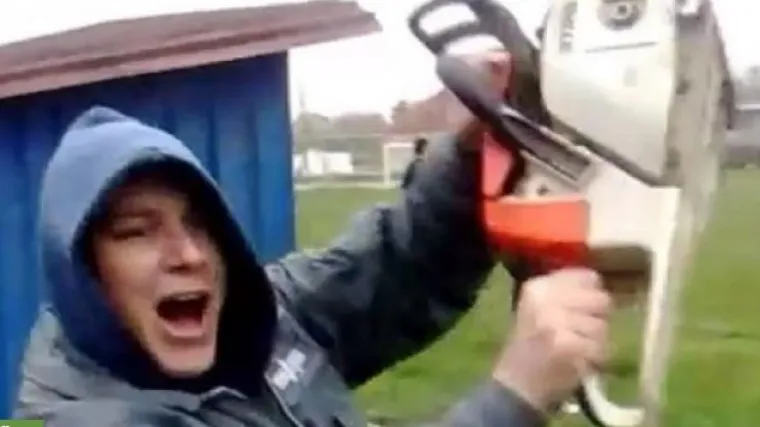 Navijač prijetio sucima i igračima motornom pilom!