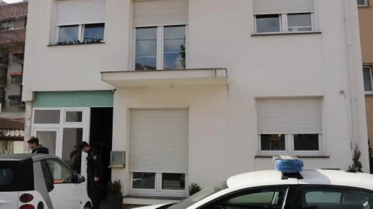 ZAGREBAČKA VOLOVČICA ZAVIJENA U CRNO: Lampaši ispred zgrade u kojoj je živjela ubijena djevojka