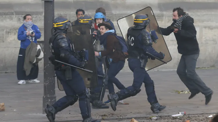 Tijekom prosvjeda u Parizu uhićeno najmanje 26 osoba i zatvoreno 16 srednjih &scaron;kola