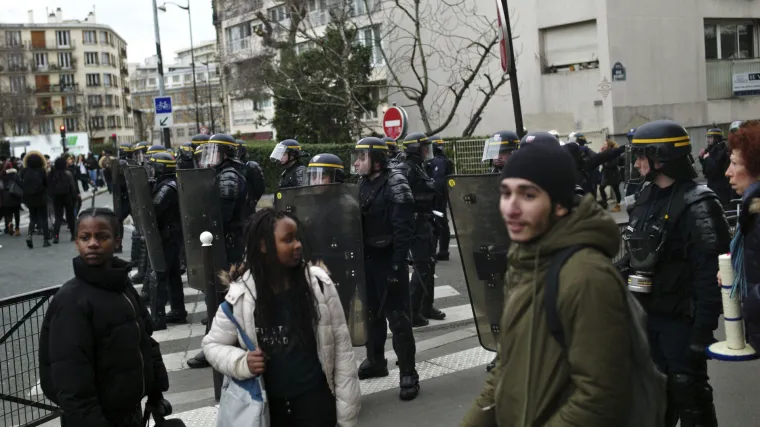 Suzavci i uhićenja u Parizu, na prosvjedima u znak podr&scaron;ke mladiću kojega je policija 'slučajno' silovala i pretukla