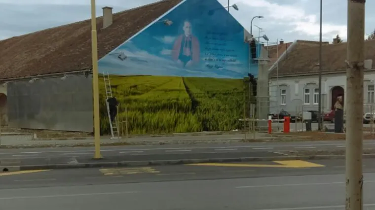 Veliki i kičasti plakat sa žitom i Stepincem u centru grada razljutio Osječane