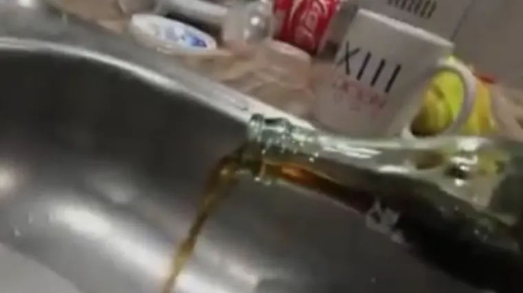 Muškarac u boci dijetne Coca Cole dobio mrtvog miša!