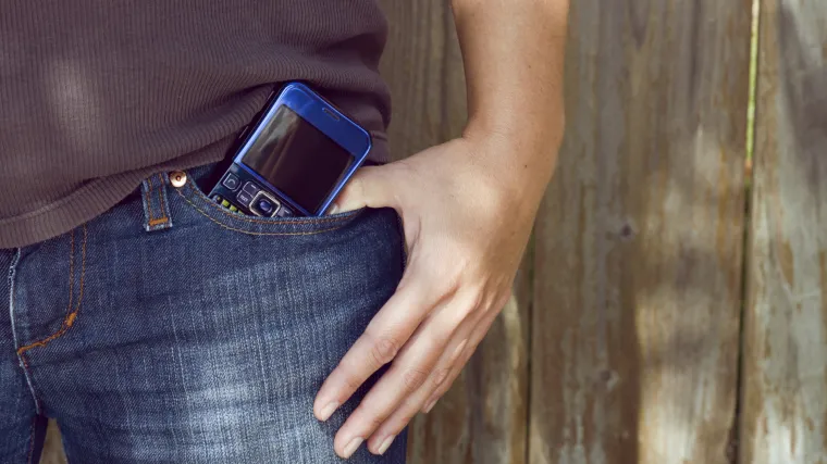 Znanstvenici upozoravaju: ne nosite mobitele u džepovima hlača i ne spavajte s njima