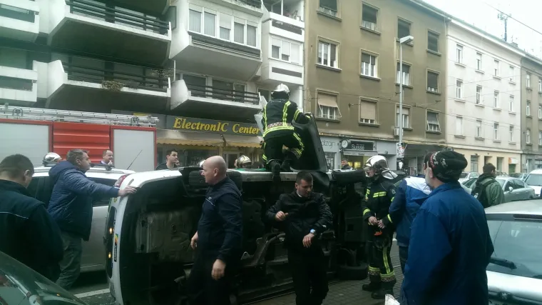 Nesreća u Tratinskoj ulici: taksi se prevrnuo na krov, vatrogasci izvlačili vozača