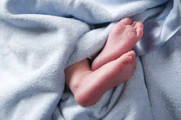 Ako beba neobjašnjivo plače, OBAVEZNO joj provjerite stopala