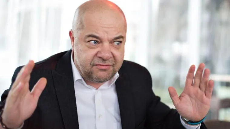 U fotelji se izmijenilo 11 ministara, a on i dalje ostaje na istom položaju