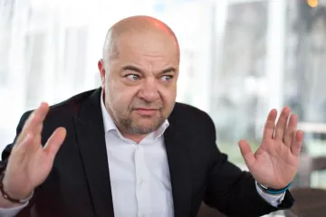 U fotelji se izmijenilo 11 ministara, a on i dalje ostaje na istom položaju