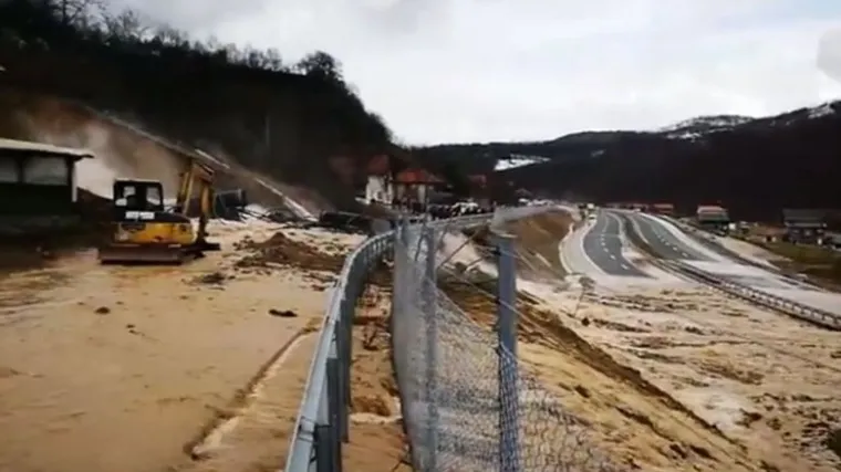 Dramatične snimke: bujica vode iz akumulacijskog jezera potopila najveću autocestu u BiH