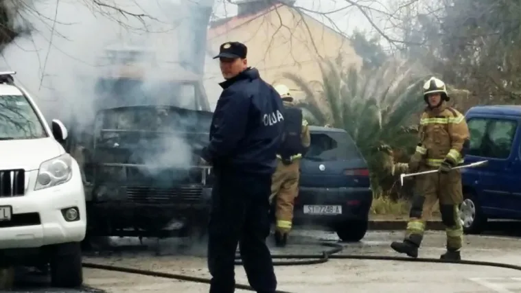 Serija paleža se nastavlja: usred bijela dana planulo i u potpunosti izgorjelo vozilo u Splitu!