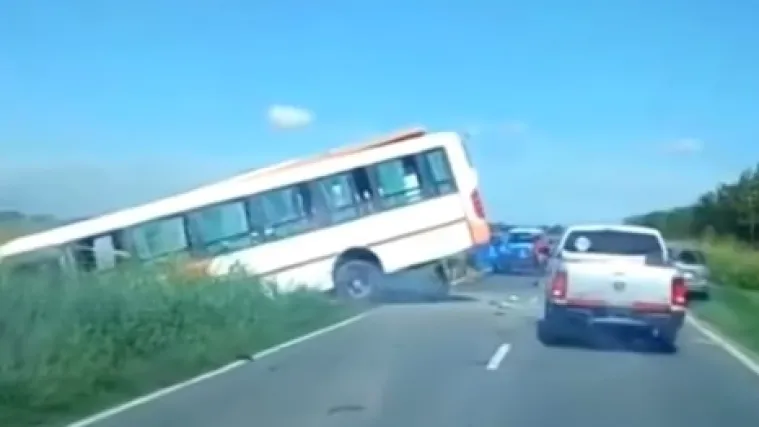 Stravične snimke s mjesta nesreće: najmanje 13 mrtvih u frontalnom sudaru dvaju autobusa u Argentini