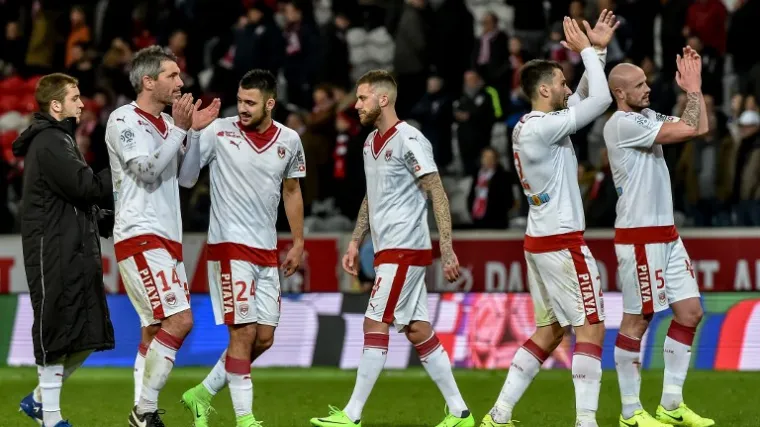 Pet golova, penal, dva crvena kartona i dva preokreta