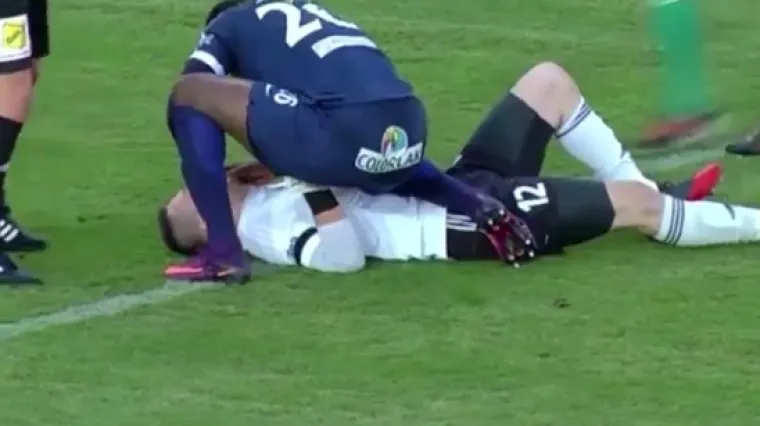 Vratar ostao nepomično ležati, suparnik mu spasio život