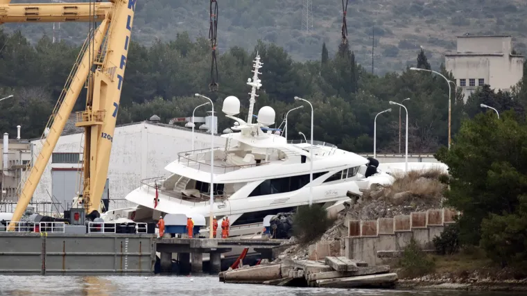 Megadizalica u &Scaron;ibeniku s pokvarenog lifta podiže zaglavljenu jahtu te&scaron;ku 500 tona