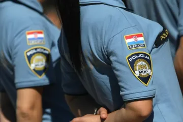 Bacio policajki plastičnu bocu u glavu, pa ju ugrizao za ruku