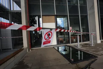 Klizna staklena vrata pala na djevojku i teže je ozlijedila