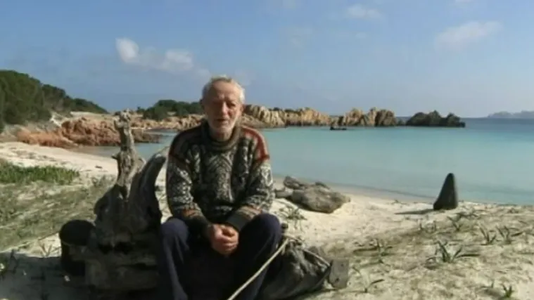 Nakon brodoloma, ostao živjeti sam na mediteranskom otočiću. I tako već 28 godina!