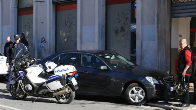 Sru&scaron;ila motociklista, iza&scaron;la vidjeti &scaron;to se dogodilo pa ju pregazio vlastiti auto