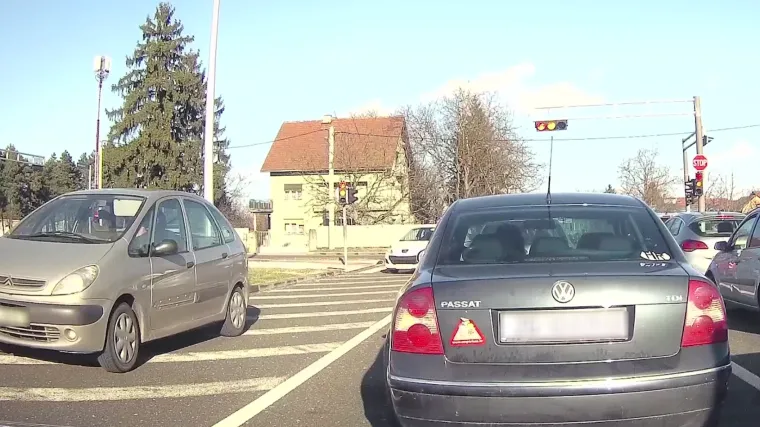 Neoprezni vozač skrenuo u nedopušteni smjer, a drugi ga slijedio