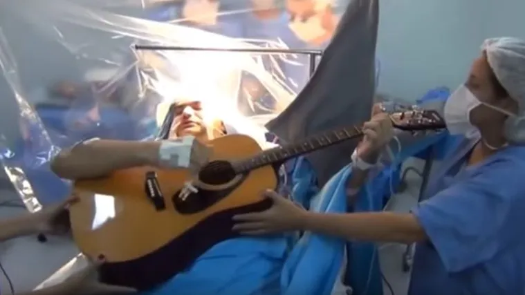 Mu&scaron;karac svirao gitaru i telefonirao ženi dok su mu kirurzi operirali mozak!