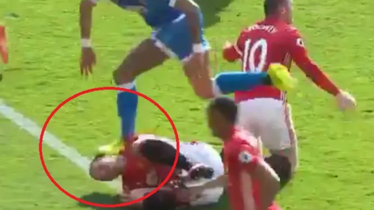 Nagazio kopačkom Ibrahimoviću na glavu, on se hrvao i dijelio udarce laktom u lice