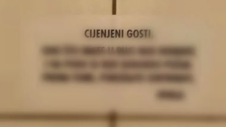 'Na podu se nije dogodio požar': urnebesna poruka u javnom WC-u odu&scaron;evila dru&scaron;tvene mreže