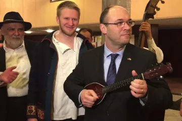 Poslušajte kako hrvatski ministar Stier svira tamburicu