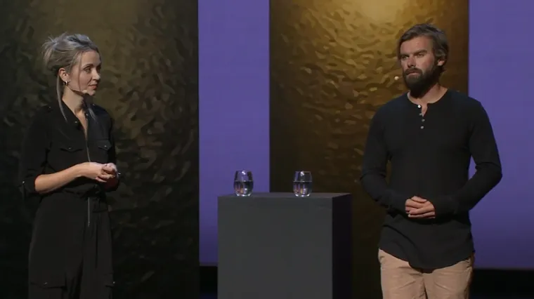 Kontroverzni nastup: na pozornici ona i njezin silovatelj zajedno govore o napastovanju